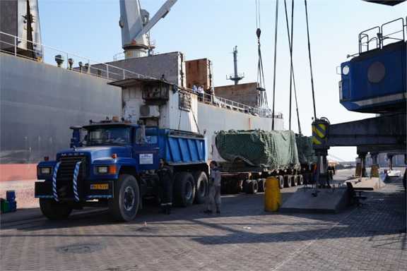  تخلیه دو نگله سنگین در بندر شهید رجایی 